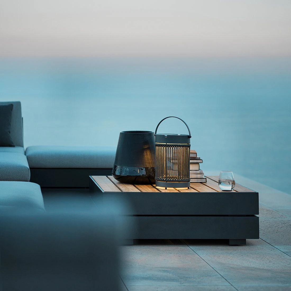 Solpuri Boxx Beistelltisch 90x90 Cm Aluminium/Teak Anthrazit/Natur 4 Solpuri Boxx Beistelltisch 90x90 Cm Aluminium/Teak Anthrazit/Natur – Bild 2