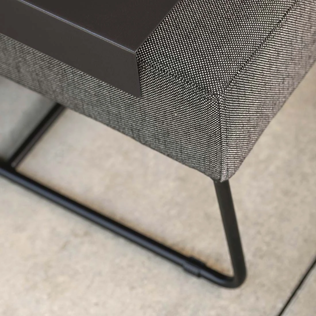 Stern Mia Lounge Hocker Edelstahl/Outdoorstoff Schwarz/Seidenschwarz 6 Stern Mia Lounge Hocker Edelstahl/Outdoorstoff Schwarz/Seidenschwarz – Bild 4